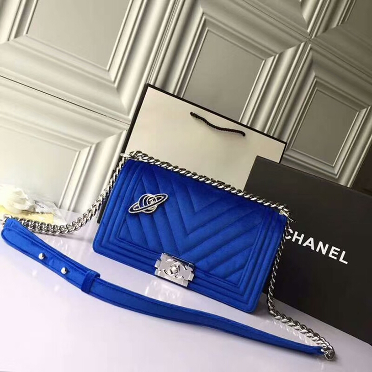 原单Chanel天鹅绒系列LEBOY款链条包蓝色正面图