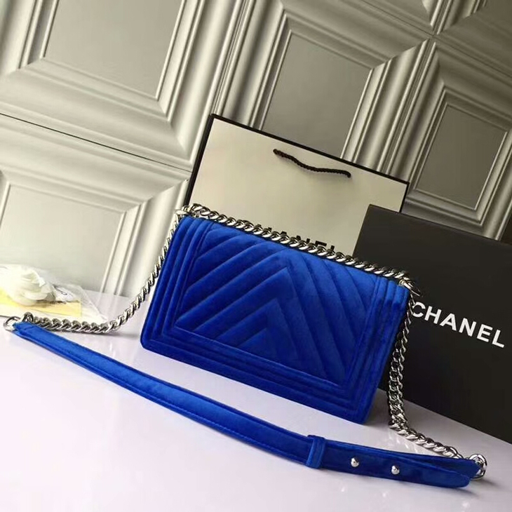 原单Chanel天鹅绒系列LEBOY款链条包蓝色背面图