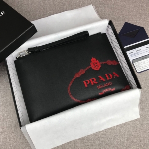 高仿Prada男士手包精仿1比1普拉达手拿包最新摩登态度系列2NG005黑色+大红/压唛