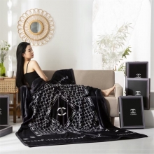 香奈儿毛毯时尚圈人士门店选购这款多功能百变毛毯