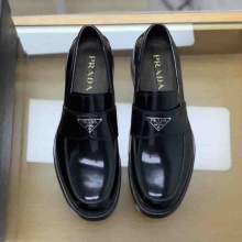 PRADA普拉达 采用黑色光滑牛皮革精心制作男士乐福鞋
